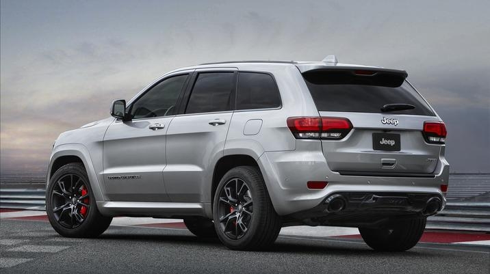 vue latérale arrière du Jeep Grand Cherokee 2021 sur une piste de course à titre de référence