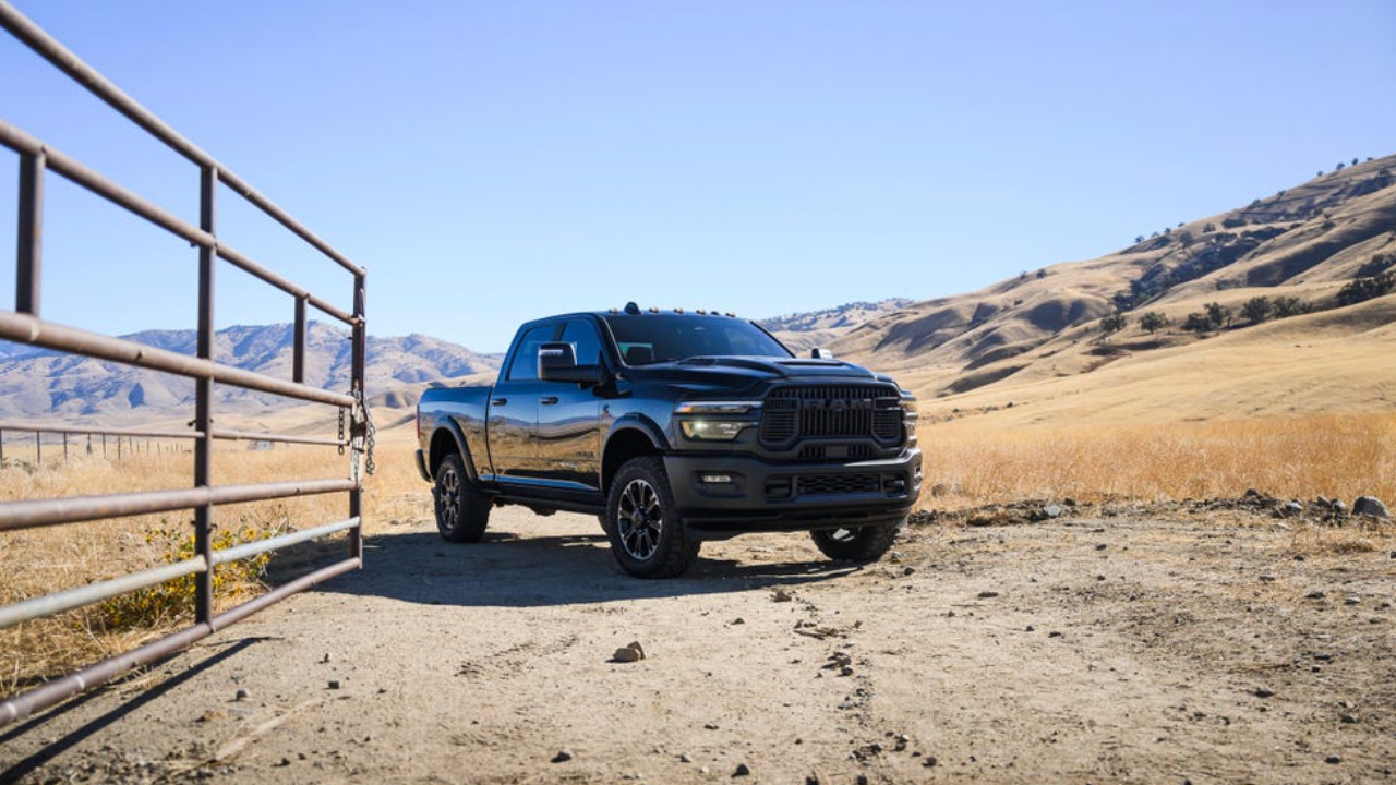 Ram 2500 2026 noir stationné dans un décor désertique, mettant en valeur son design robuste et sa puissance hors route.