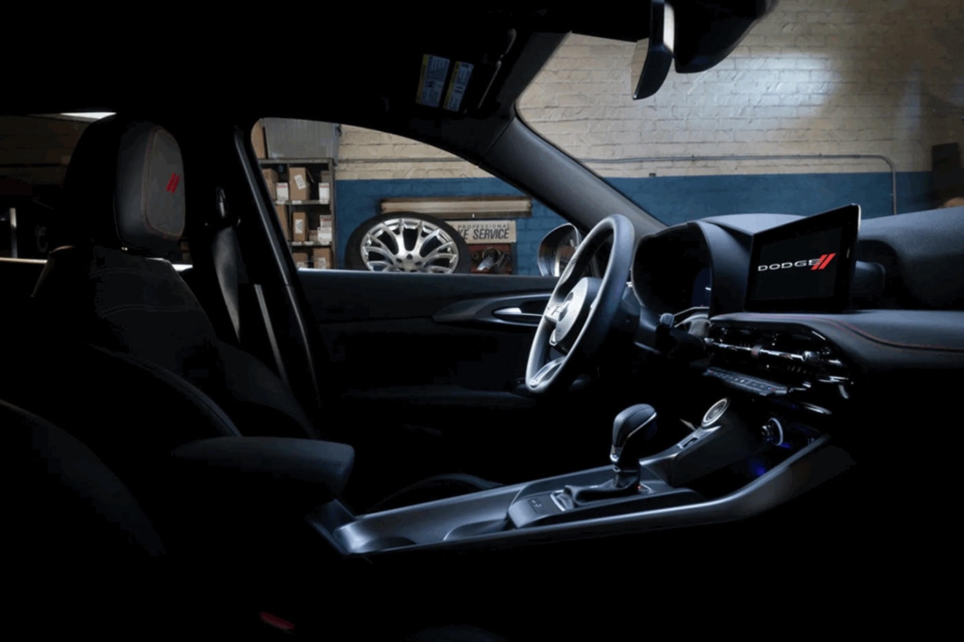 Vue intérieure du Dodge Hornet 2025 avec tableau de bord numérique et sellerie noire.