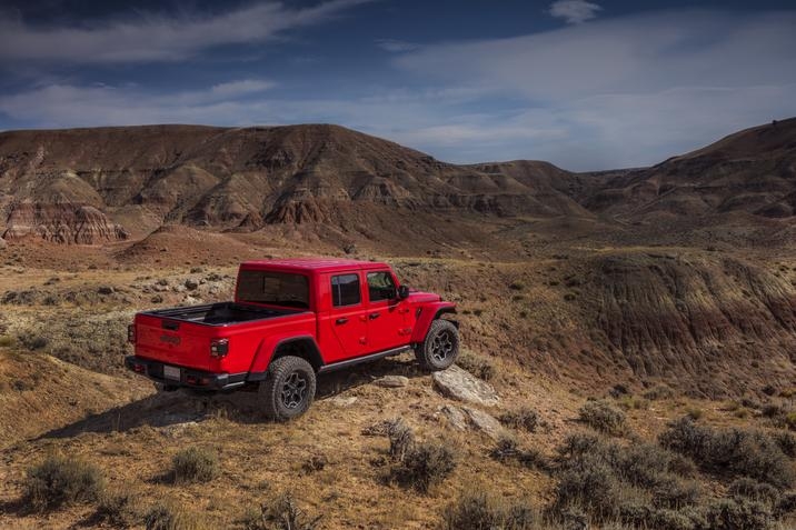 Vue arrière du Jeep Gladiator Rubicon EcoDiesel 2021 face à des montagnes