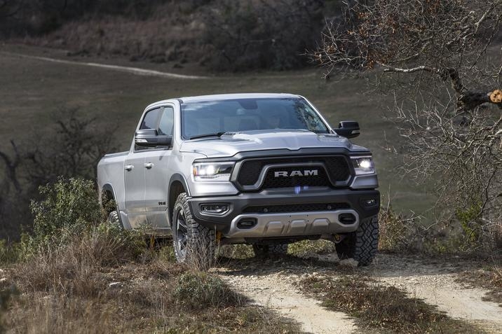 GMC-Sierra-1500-2019-vs-RAM-1500-2019