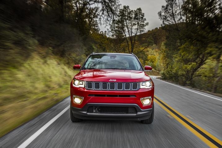 vue avant du Jeep Compass 2021 roulant sur une route