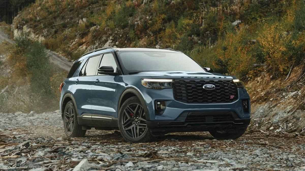 vue latérale avant d'un Ford Explorer 2025
