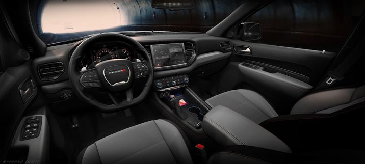 Intérieur du Dodge Durango R/T Tow N Go 2021 incluant le système UConnect 5, son écran tactile de 10,1 pouces et toutes ses commodités
