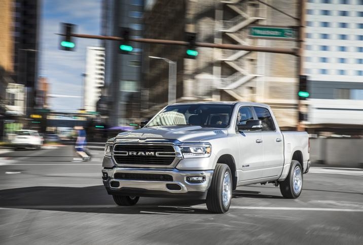 RAM 1500 Big Horn 2020 tournant au signal d'une lumière, en ville