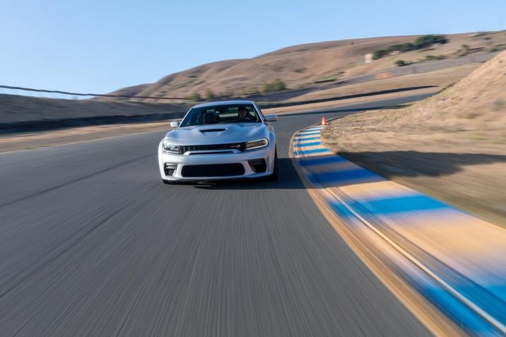 Dodge Charger Scat Pack Widebody 2021 roulant à toute vitesse sur une piste de course, pouvant filer jusqu'à 327 km/h