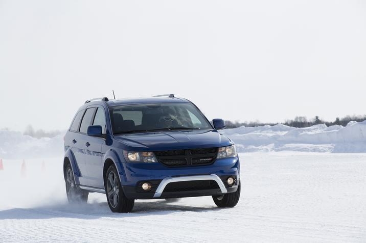 Vue avant du Dodge Journey Crossroad 2018 dans la neige