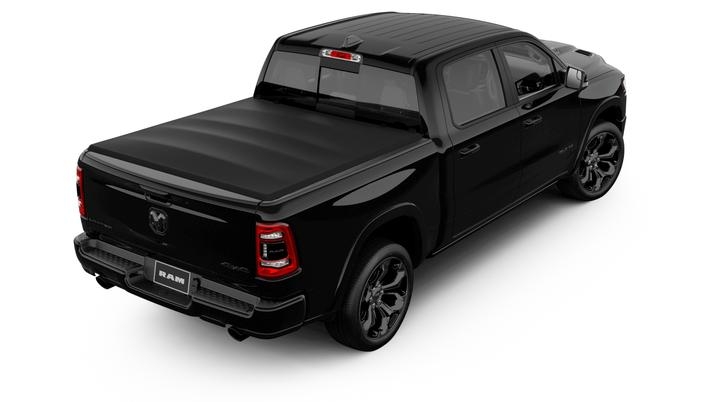 vue d'arrière du RAM 1500 Limited 2020, design noir, arrière-plan complètement blanc