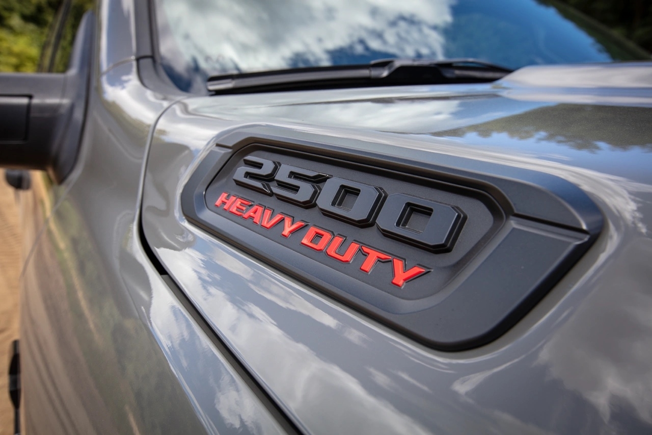Insigne Ram 2500 Heavy Duty 2026 sur l’aile avant, mettant en évidence son identité robuste et sa capacité de travail intensif.