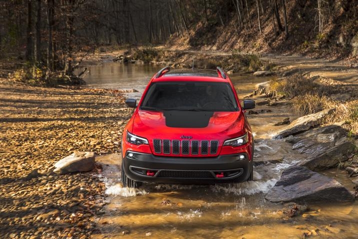 Jeep Cherokee Trailhawk 2020, design rouge, conduisant dans un ruisseau
