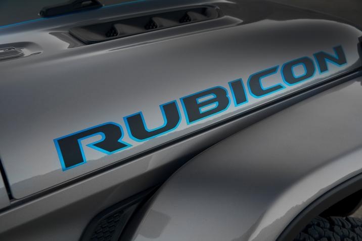 Vue rapprochée du logo Rubicon du Jeep Wrangler 4xe 2021
