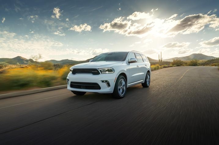 Vue avant du Dodge Durango 2021 sur la route