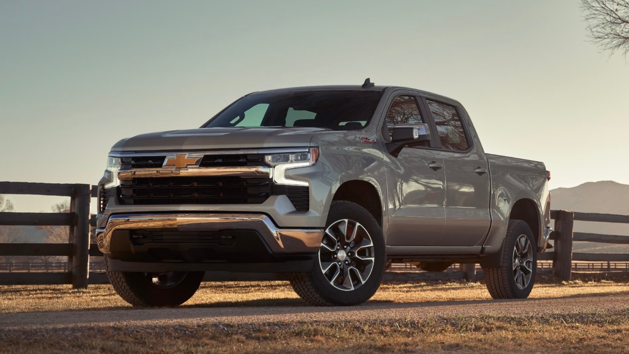 vue latérale avant d'un Chevrolet Silverado 2025