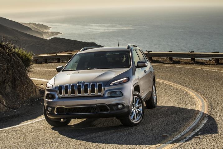 Vue avant du Dodge Cherokee Limited 2018 sur la route