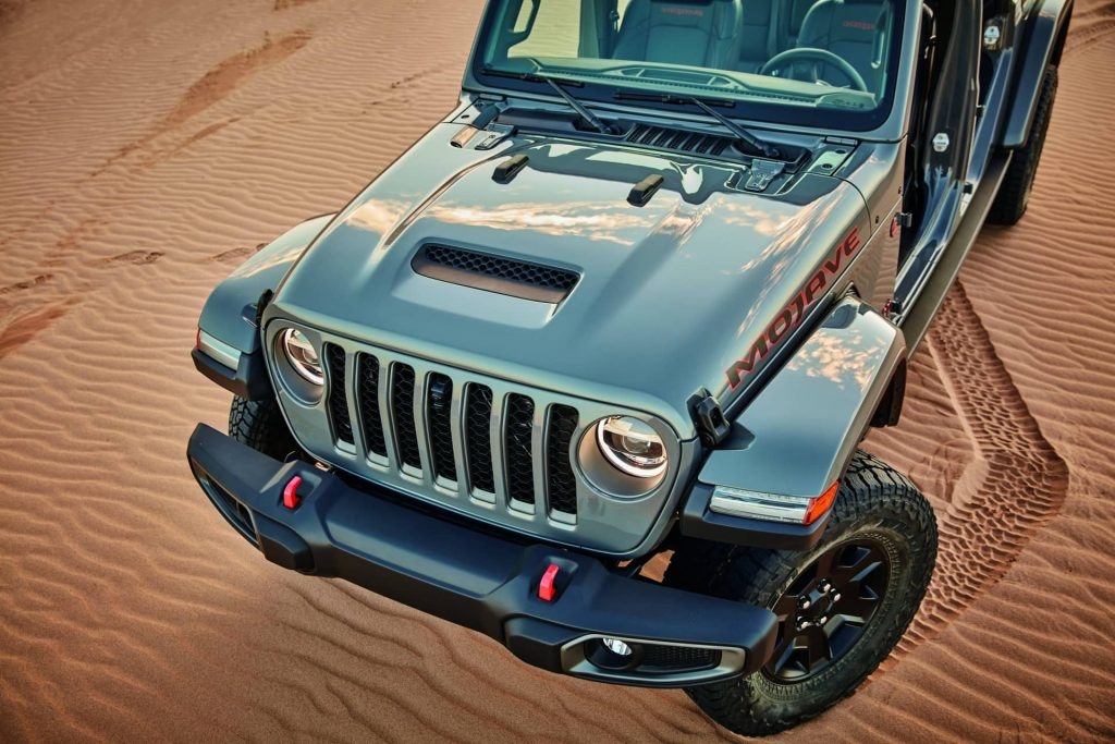 vue de haut du Jeep Gladiator Mojave 2020 garé sur le sable du désert Mojave