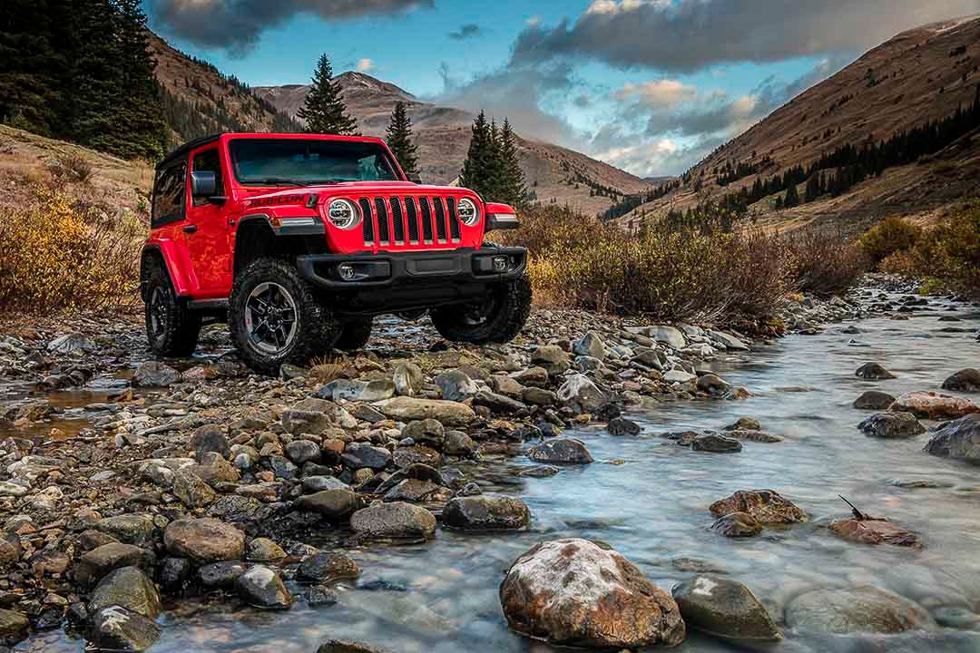 Le Jeep Wrangler 2021 Rubicon au bord d'un ruisseau.