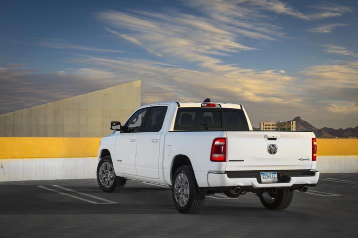 RAM 1500 Big Horn 2020 stationné dans un stationnement extérieur sur le toit d'un immeuble, ciel complètement dégagé