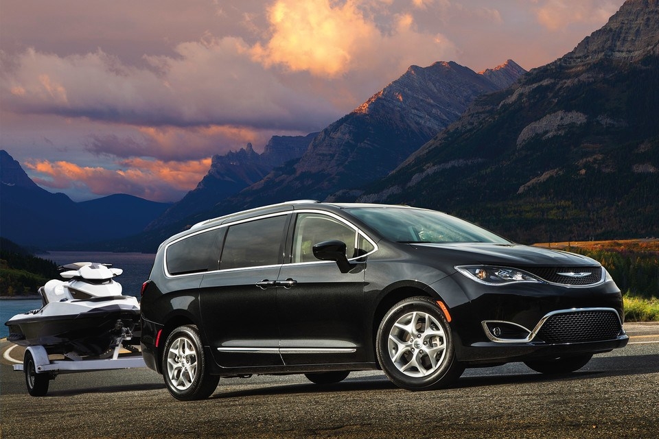 -chrysler-Mitsubishi-Eclipse-Cross-2020-vs-Chrysler-Pacifica-2020