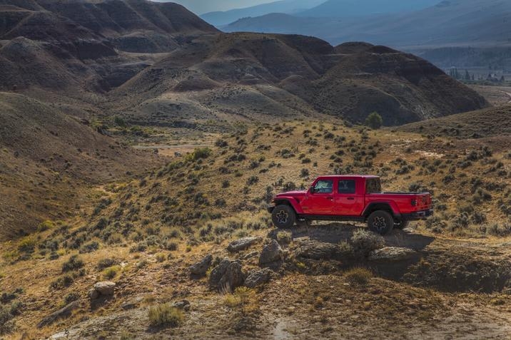 Vue latérale éloignée du Jeep Gladiator Rubicon EcoDiesel 2021