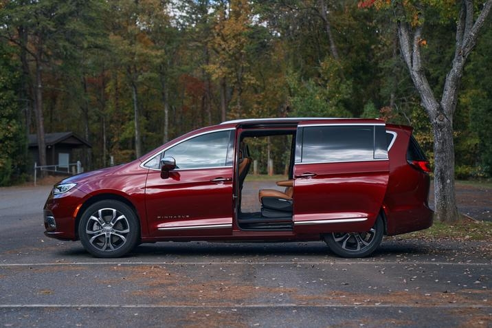 vue latérale de la Chrysler Pacifica 2021 stationnée avec les portes coulissantes ouvertes