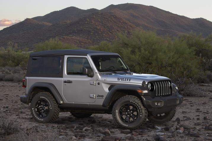 Jeep Wrangler édition Willys 2020 design gris et noir, avec une montagne en arrière-plan