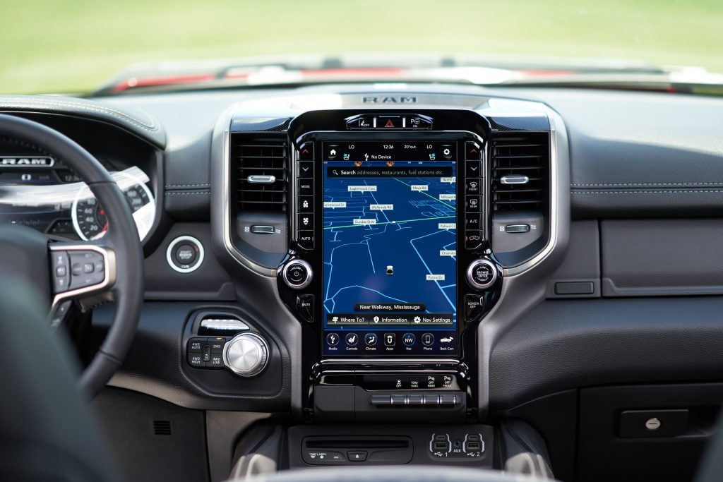 système UConnect écran 12 pouces du RAM 1500 Sport 2020