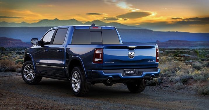 le cockpit du RAM 1500 Laramie 2020, couleur brun fonçé et beige