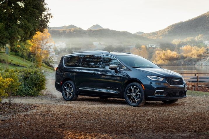 Vue latérale de la Chrysler Pacifica Pinnacle 2021