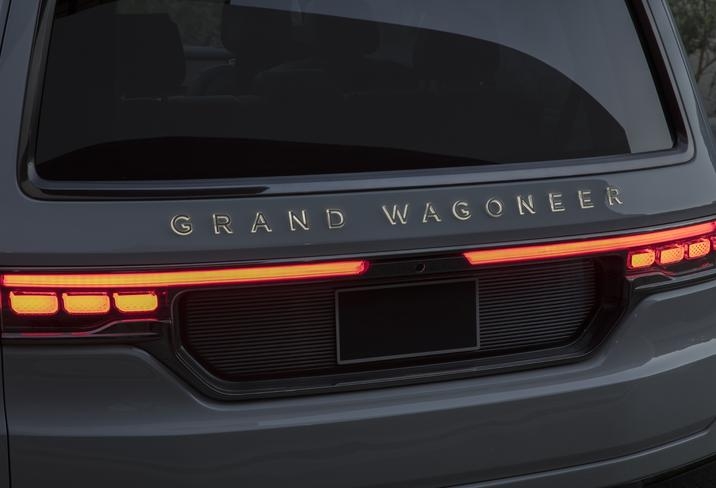 feux arrières allumés du Jeep Grand Wagoneer 2021