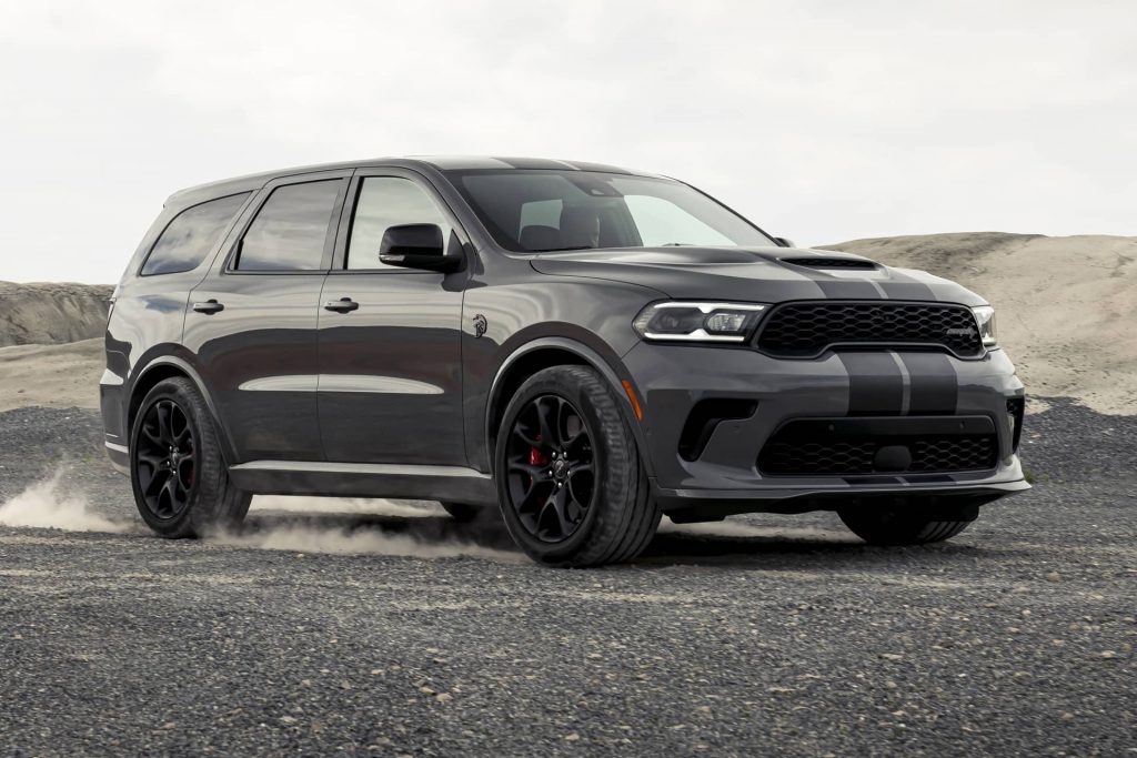 Dodge Durango SRT Hellcat 2021 gris se préparant à démarrer sur une terre sablonneuse