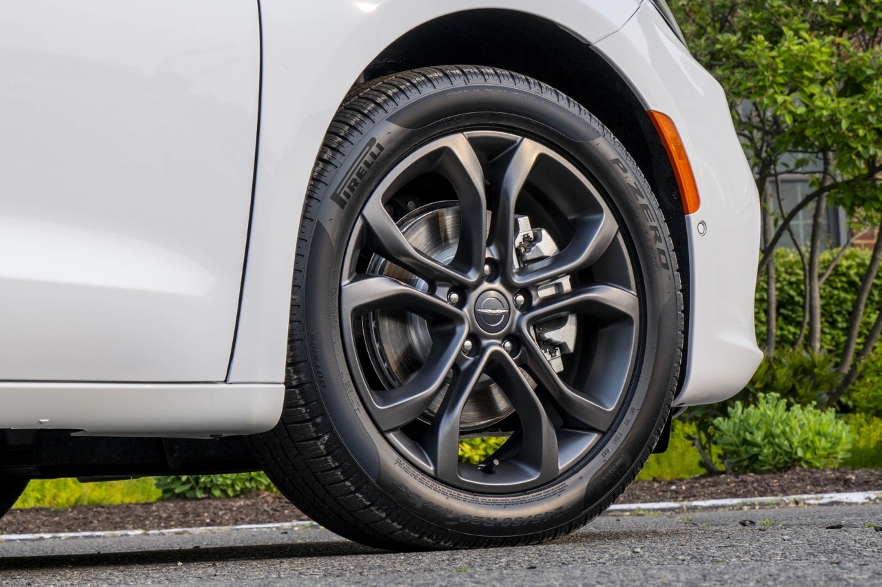 Roue et jante en alliage de la Chrysler Pacifica 2026 blanche.