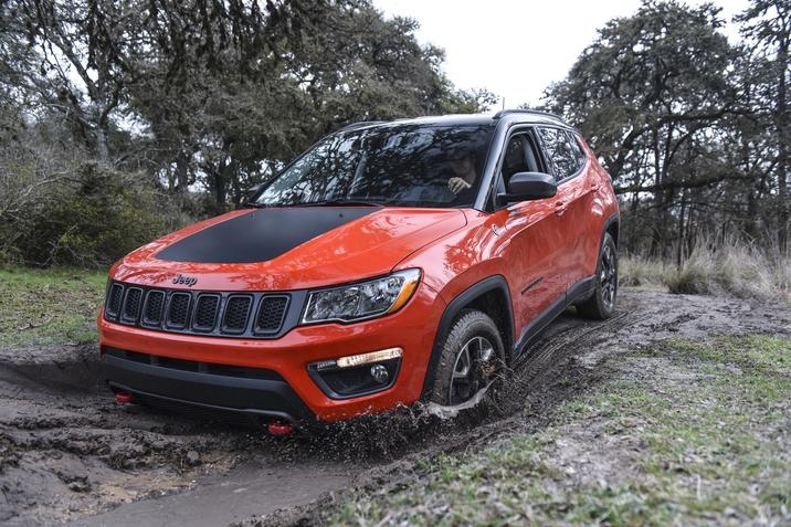 Jeep Compass Trailhawk 2020 descendant une pente boueuse