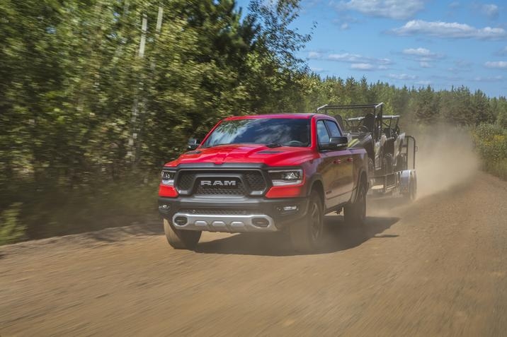 RAM 1500 Rebel 2020 conduisant avec un trailer sur une route de terre