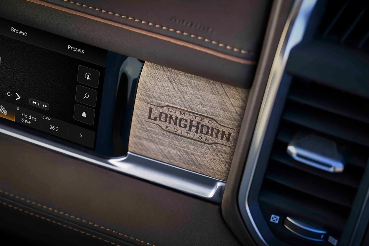 Gros plan sur la garniture intérieure Limited Longhorn Edition d’un Ram 3500 2026, mettant en valeur les matériaux haut de gamme et les finitions distinctives.