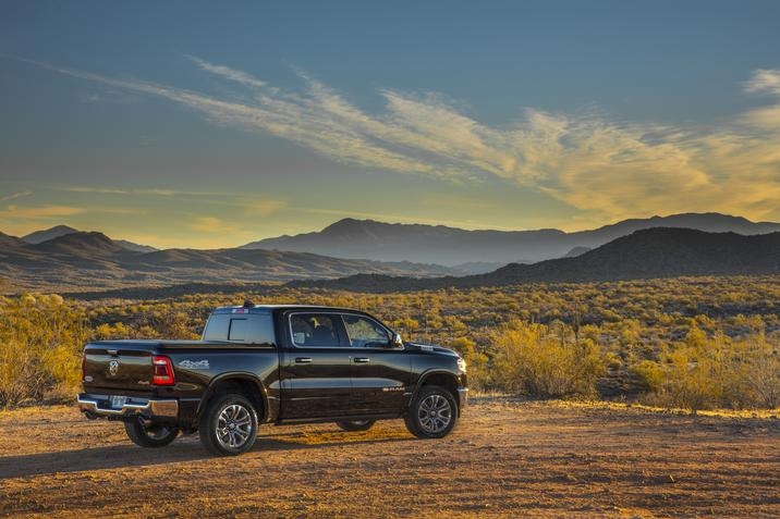 RAM 1500 Laramie Longhorn 2020, face à un paysage d'une chaîne de montagnes pendant le couché du soleil